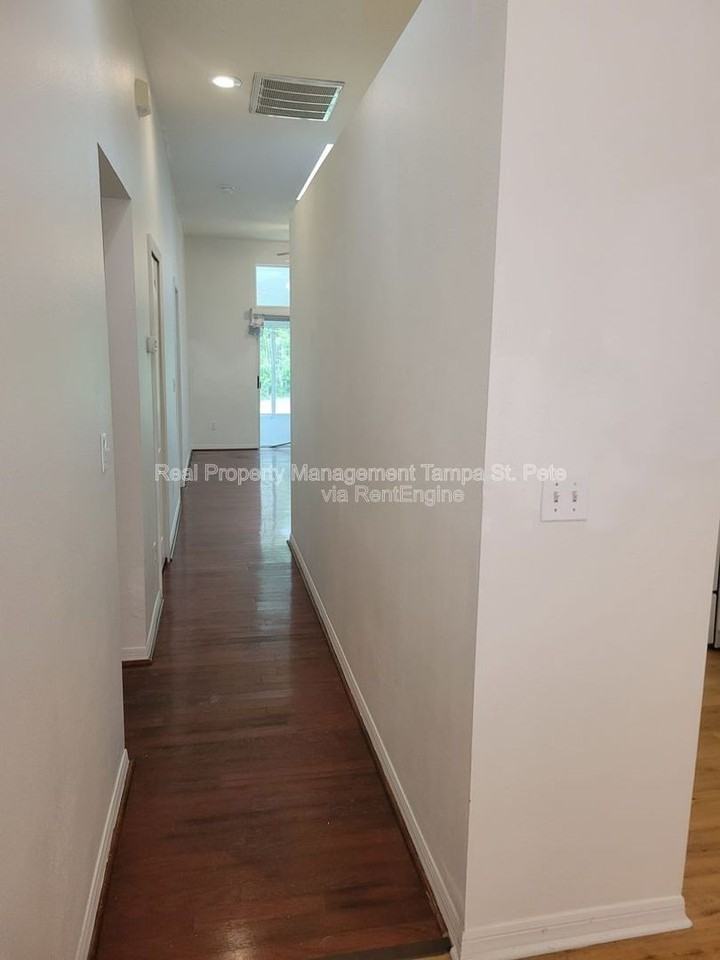 12514 Hollybrook Ln - Photo 5 of 40