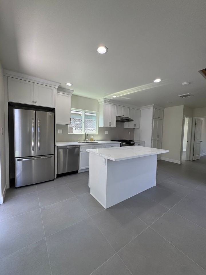 1005 N Grand St - Photo 2 of 8