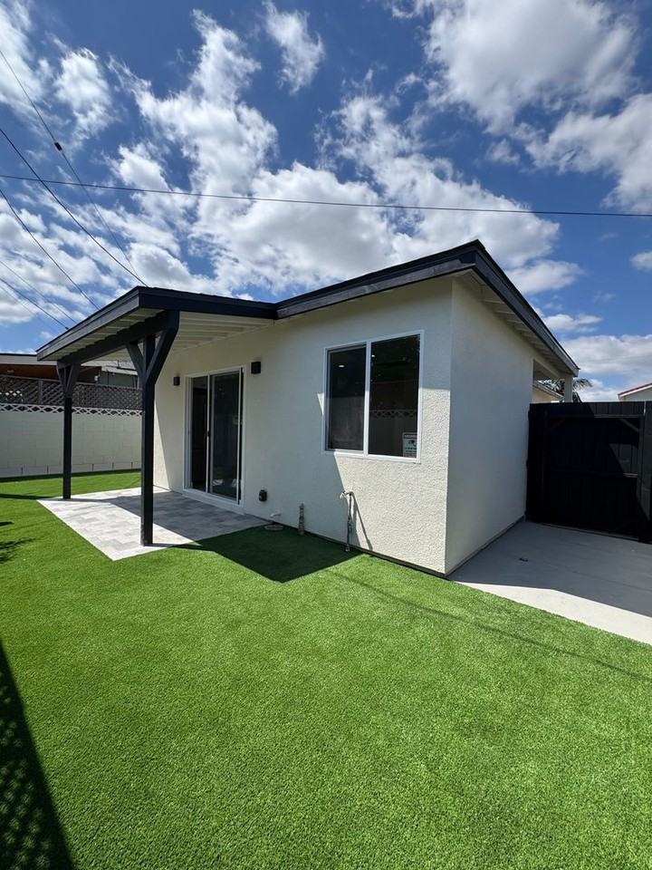 1005 N Grand St - Photo 3 of 8