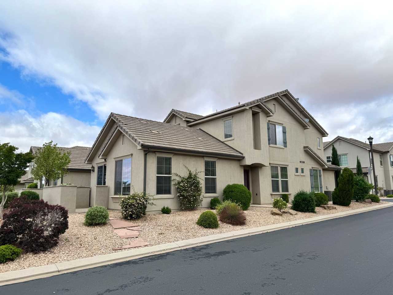 1934 E Vacation Ln - Photo 2 of 36