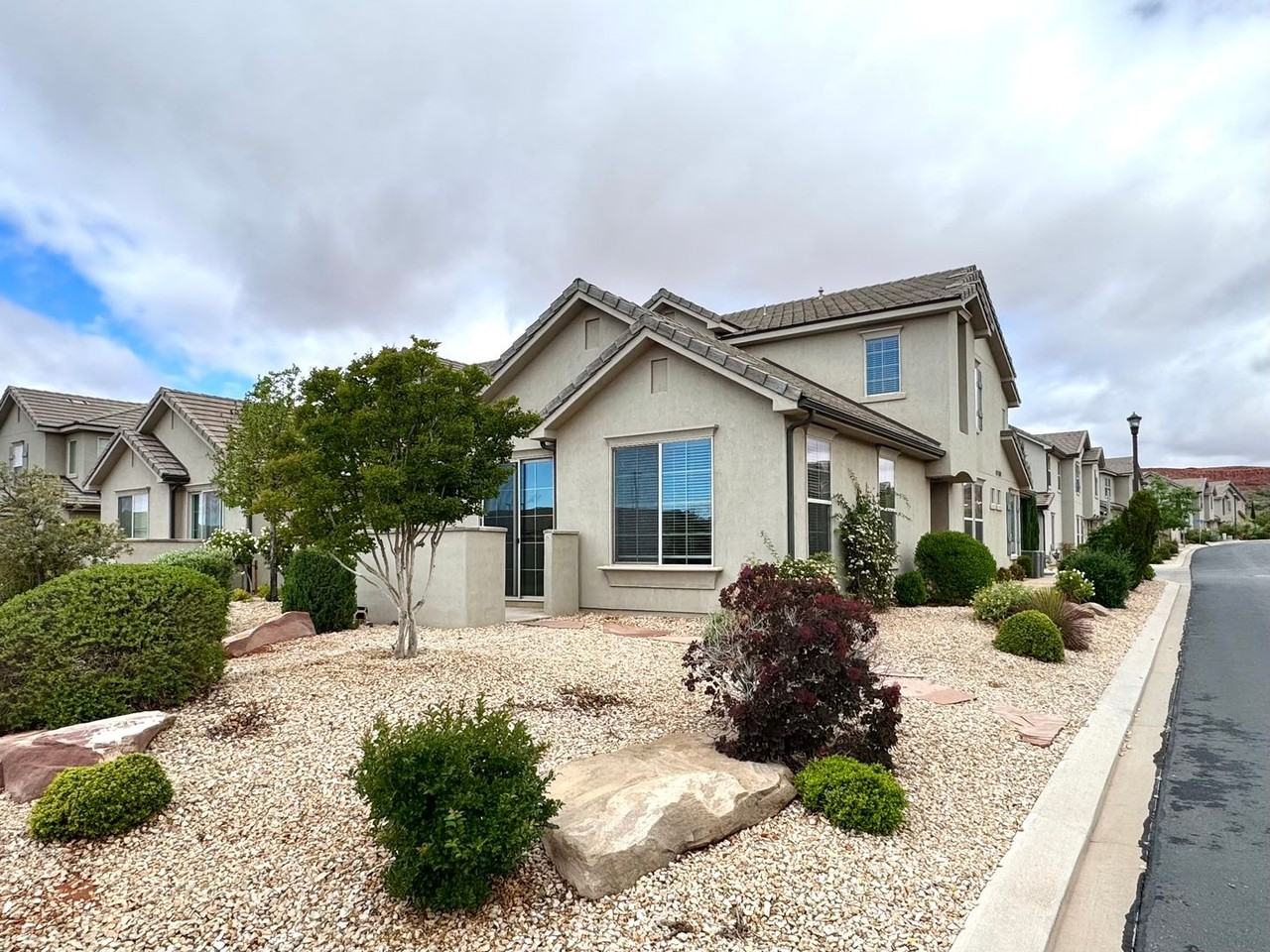 1934 E Vacation Ln - Photo 3 of 36