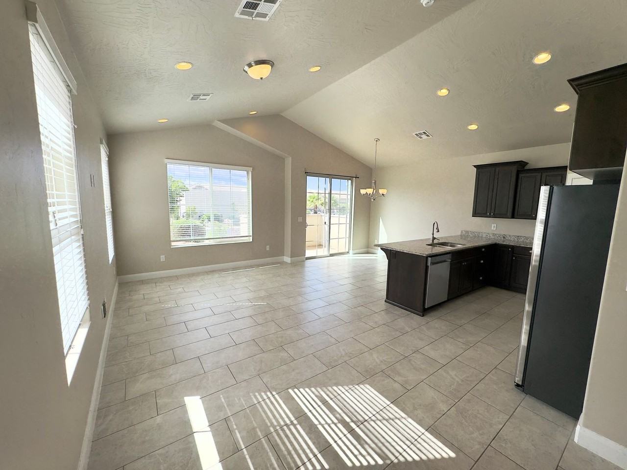 1934 E Vacation Ln - Photo 7 of 36