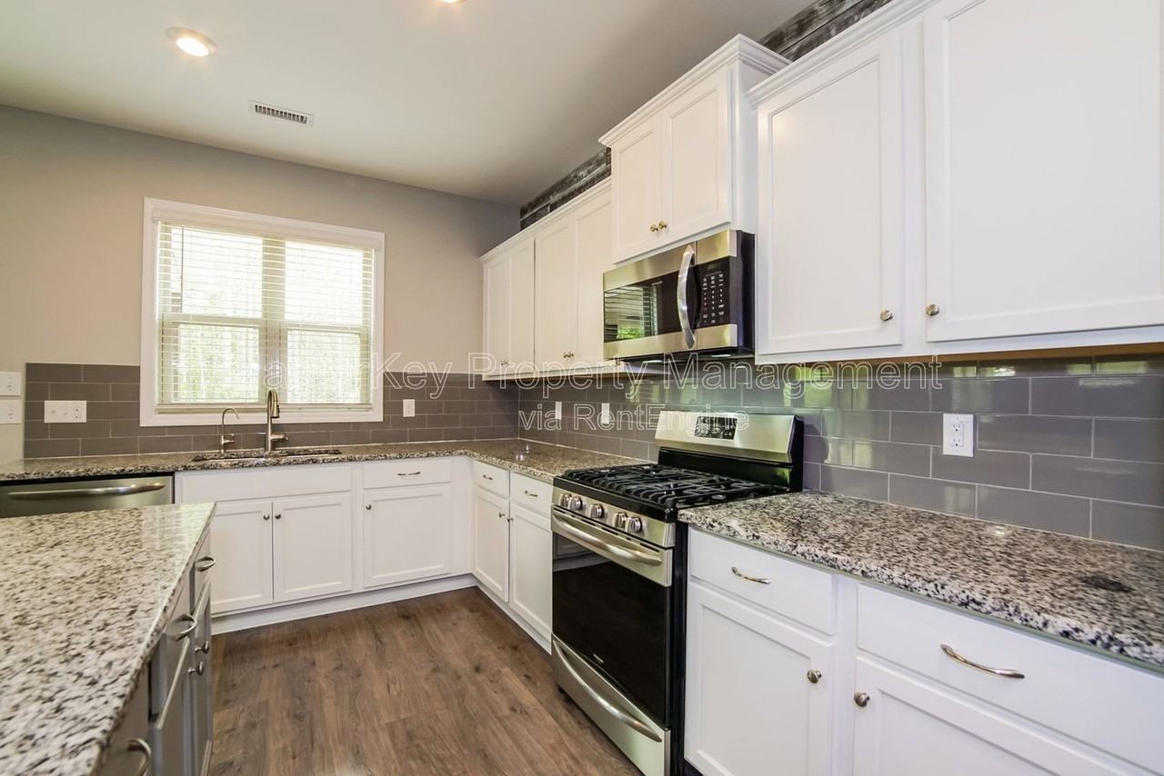 550 W Copenhaver Dr - Photo 4 of 27