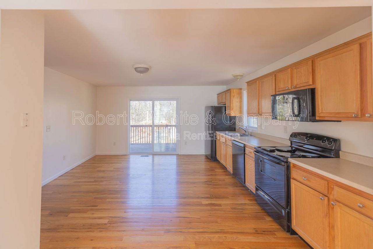 10 Winthrop Dr - Photo 4 of 30