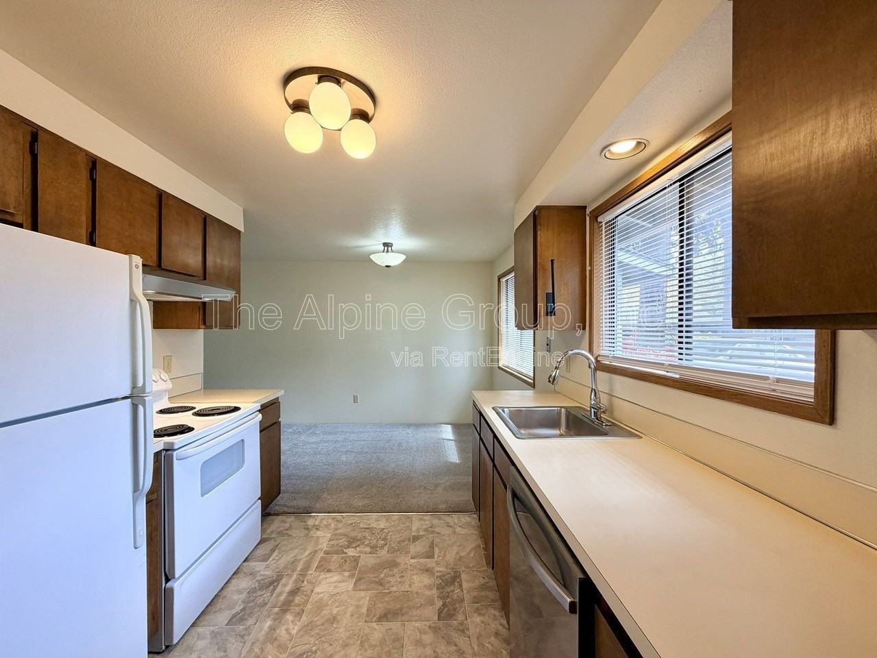 240 Ne 143rd Ave - Photo 3 of 26