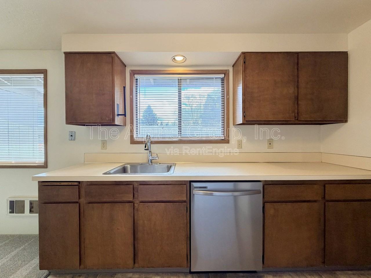 240 Ne 143rd Ave - Photo 4 of 26