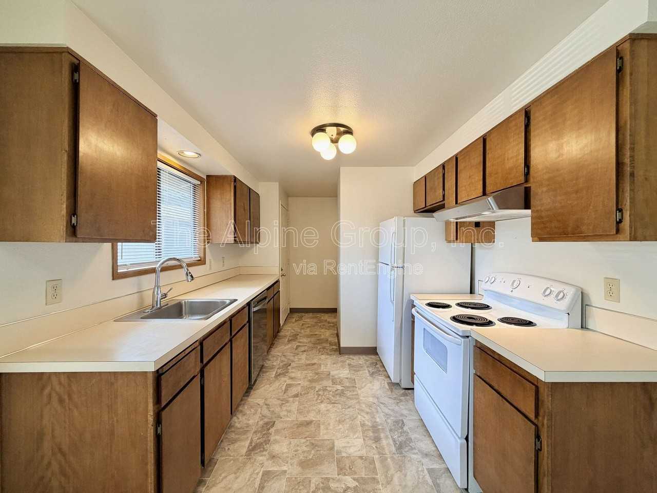 240 Ne 143rd Ave - Photo 6 of 26