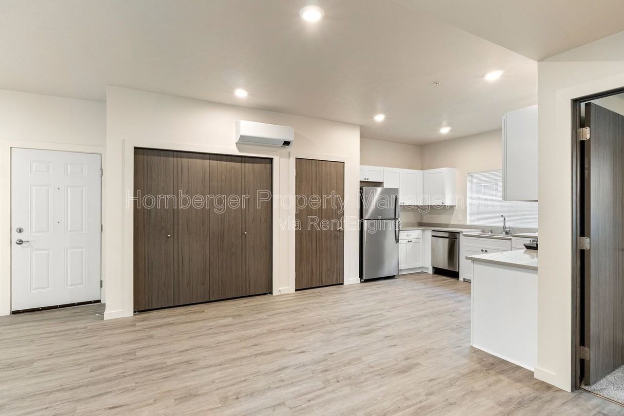 6020 N Astor St #10 - Photo 3 of 13