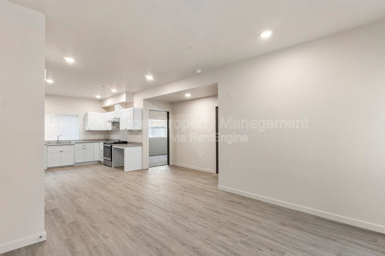 6020 N Astor St #10 - Photo 4 of 13