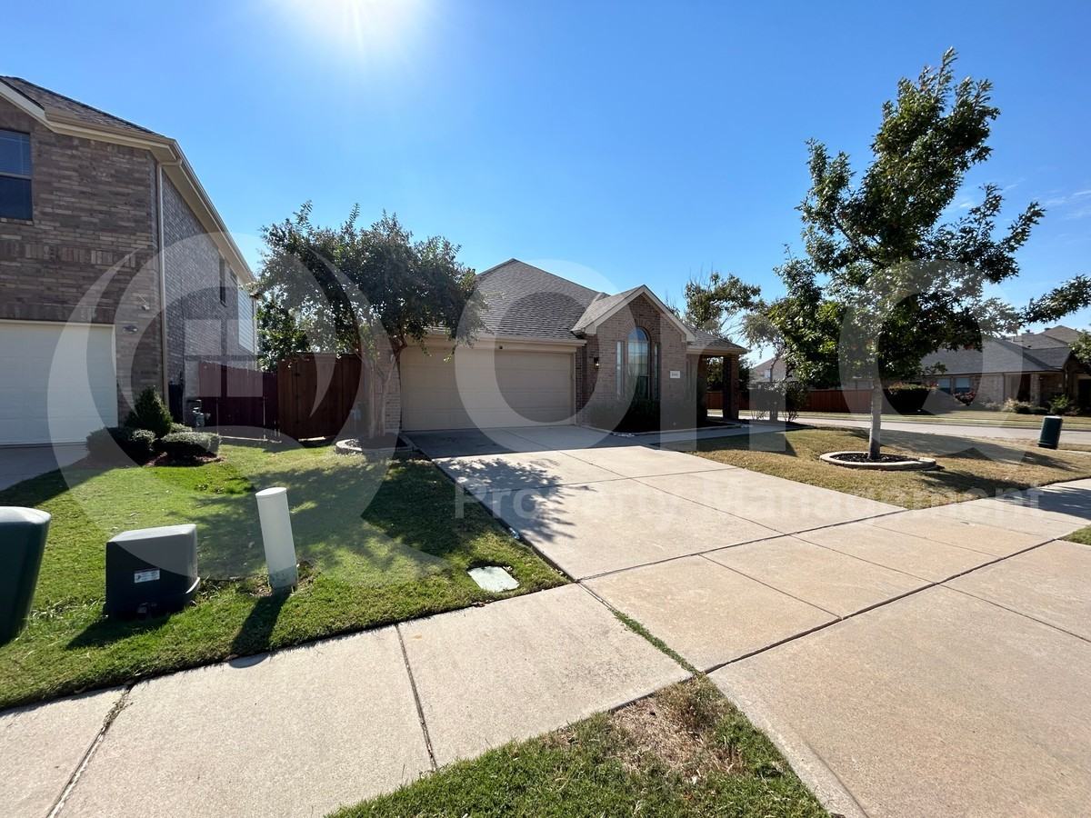 2801 Coyote Trl - Photo 2 of 24