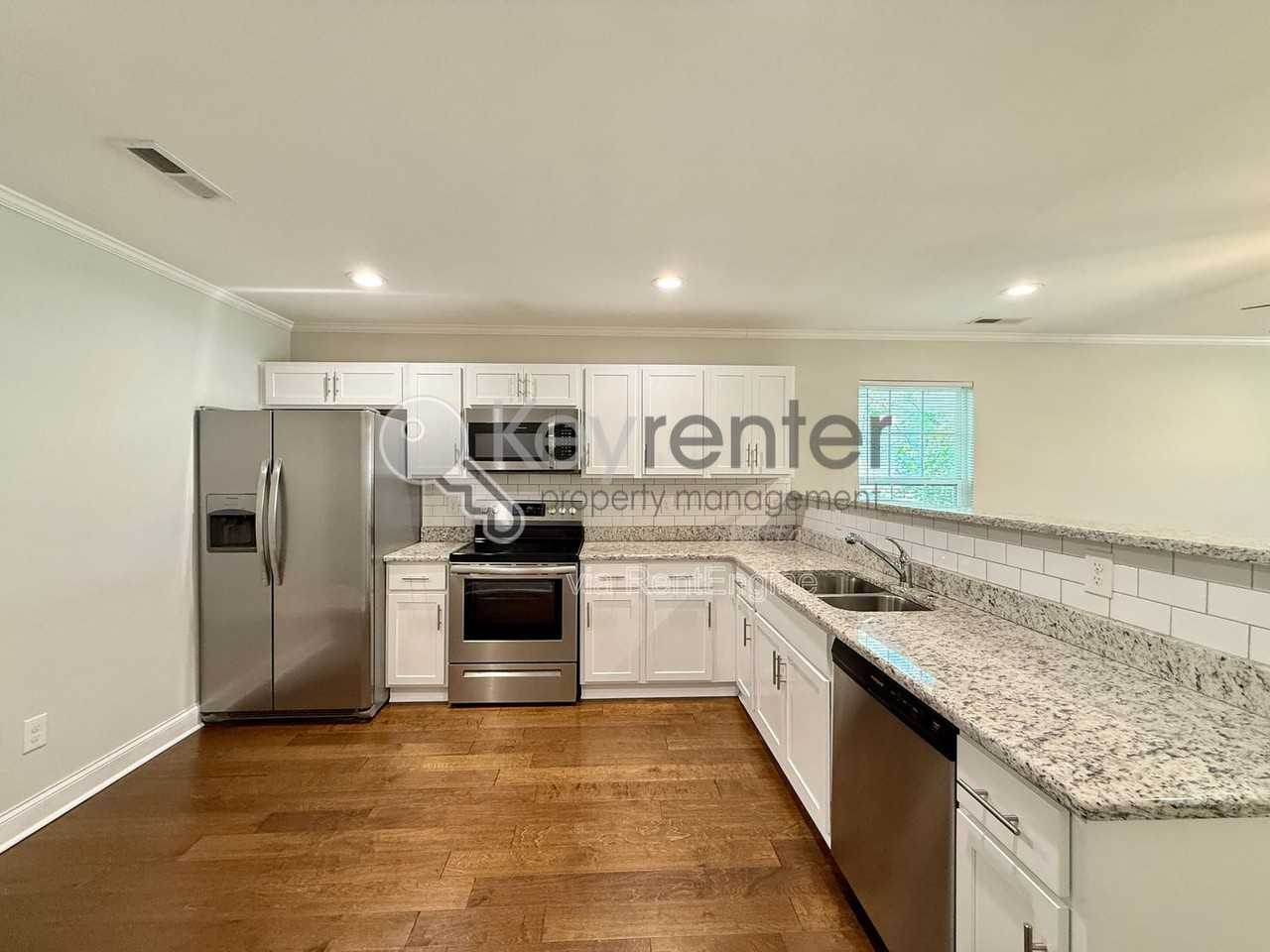 2214 E 14th St - Photo 3 of 17