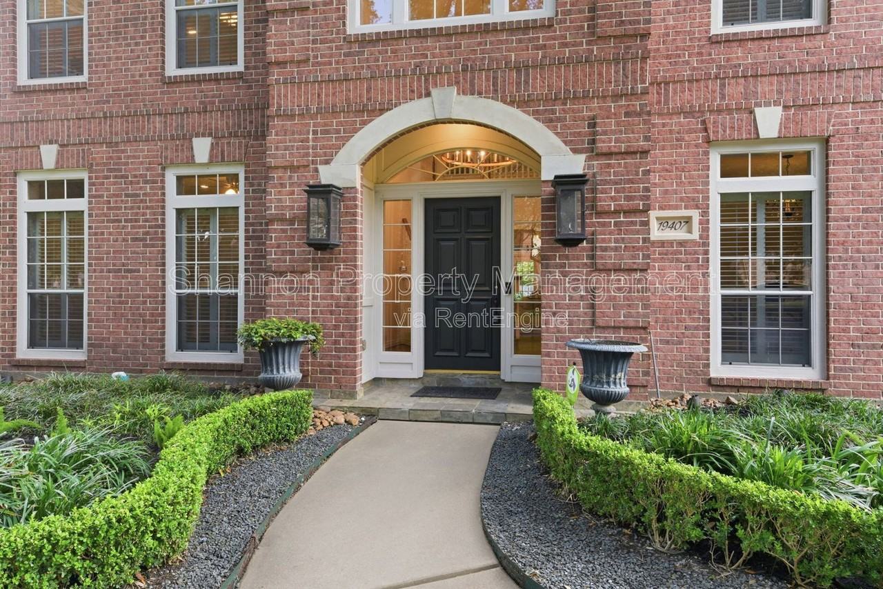 19407 Kessington Ln - Photo 3 of 45