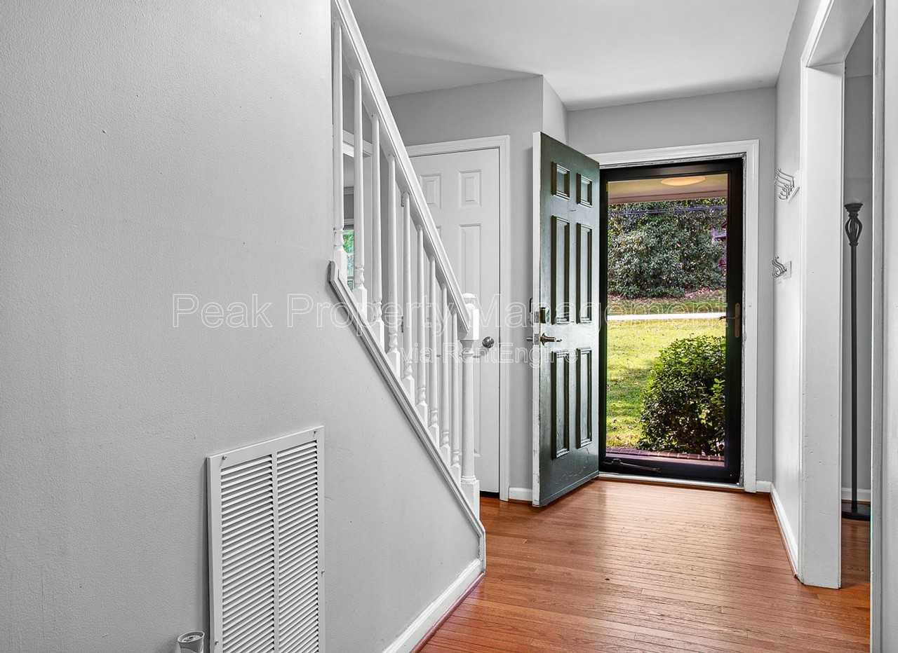 2353 Shoreham Dr - Photo 5 of 31