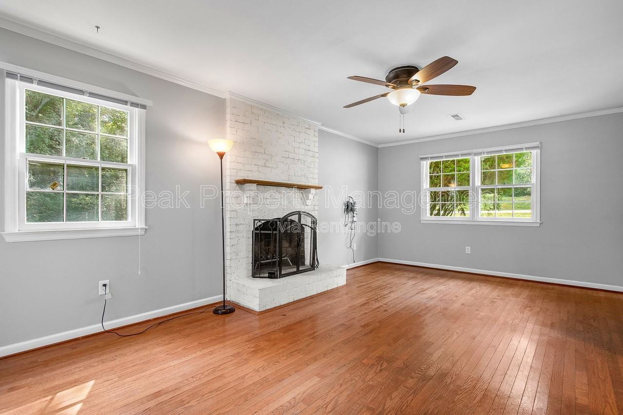 2353 Shoreham Dr - Photo 7 of 31