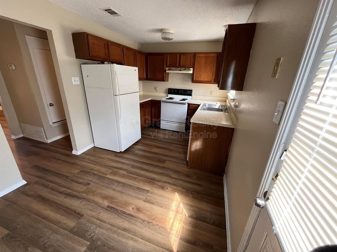 5911 Shadydell Dr - Photo 4 of 18