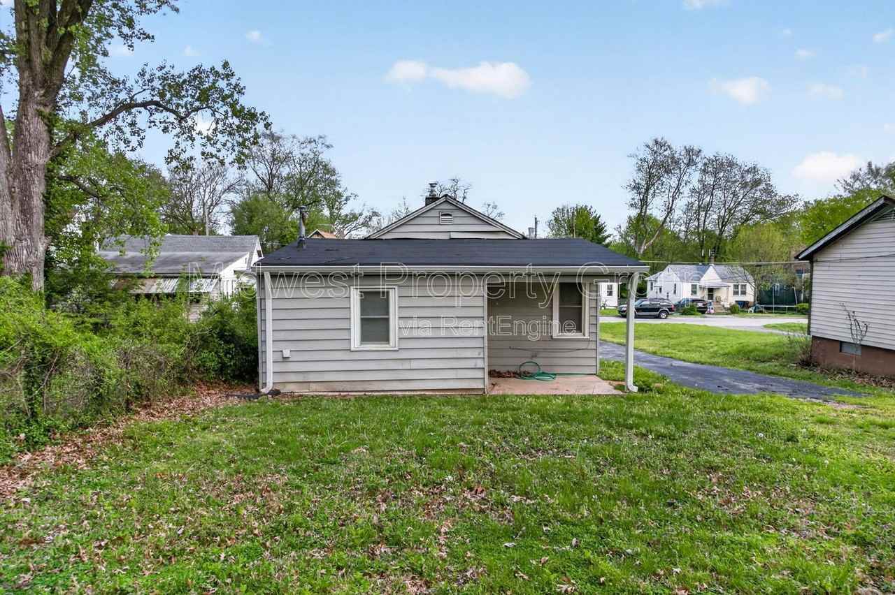 3219 Royalton Ave - Photo 4 of 17