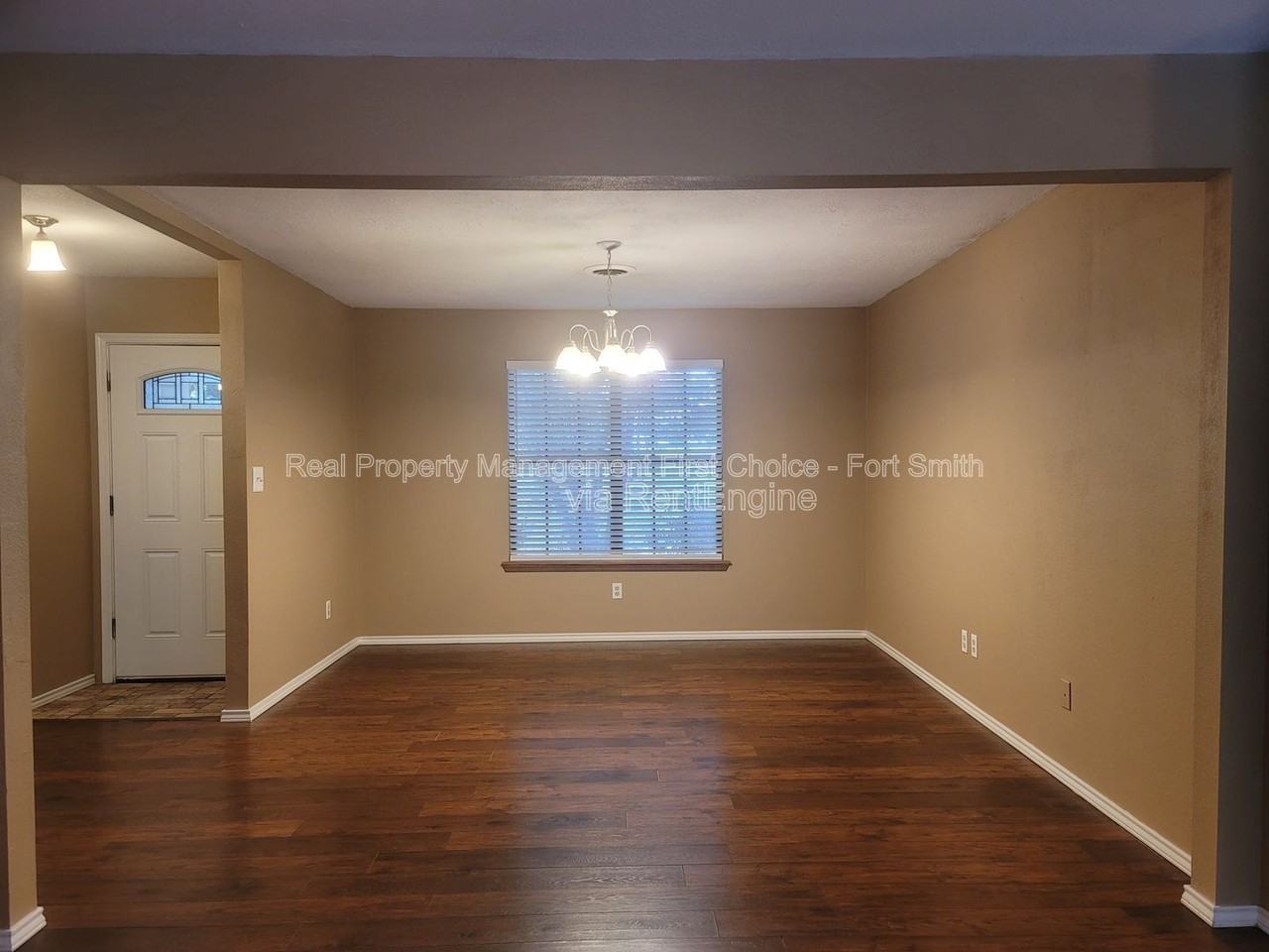 306 Elfen Glen St - Photo 4 of 20