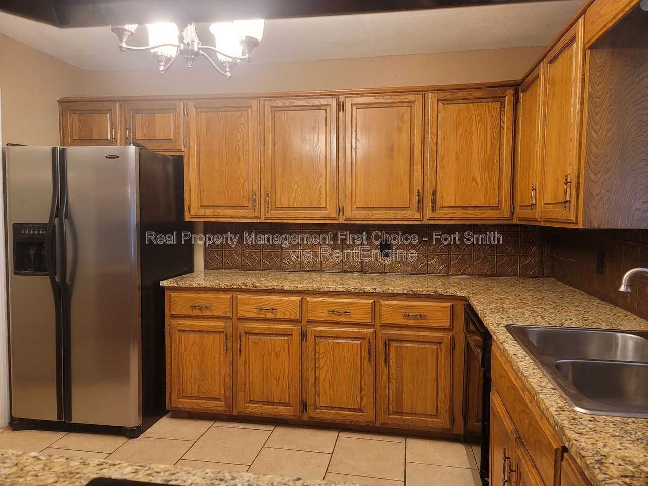 306 Elfen Glen St - Photo 7 of 20