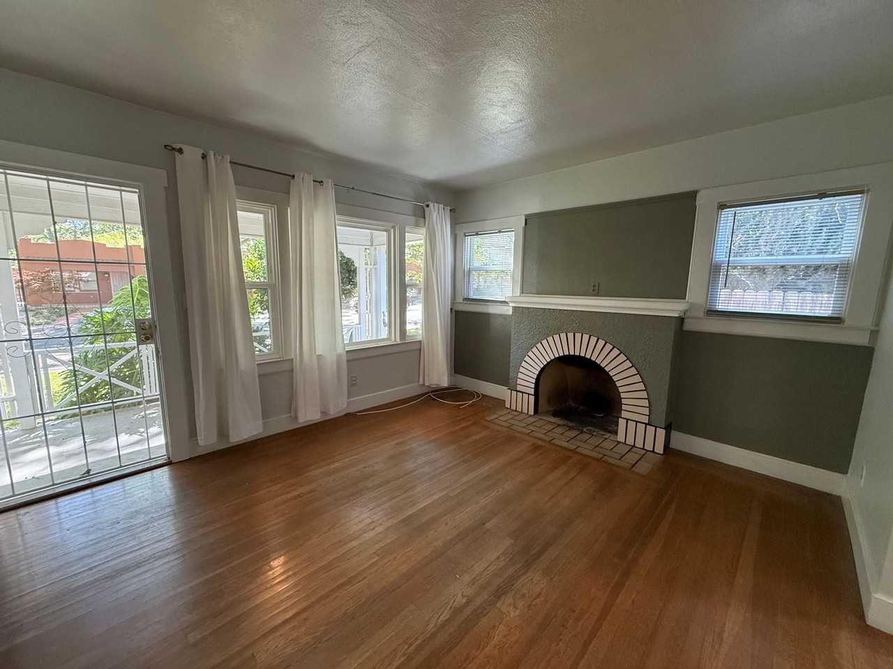 1813 Beverly Way - Photo 6 of 34