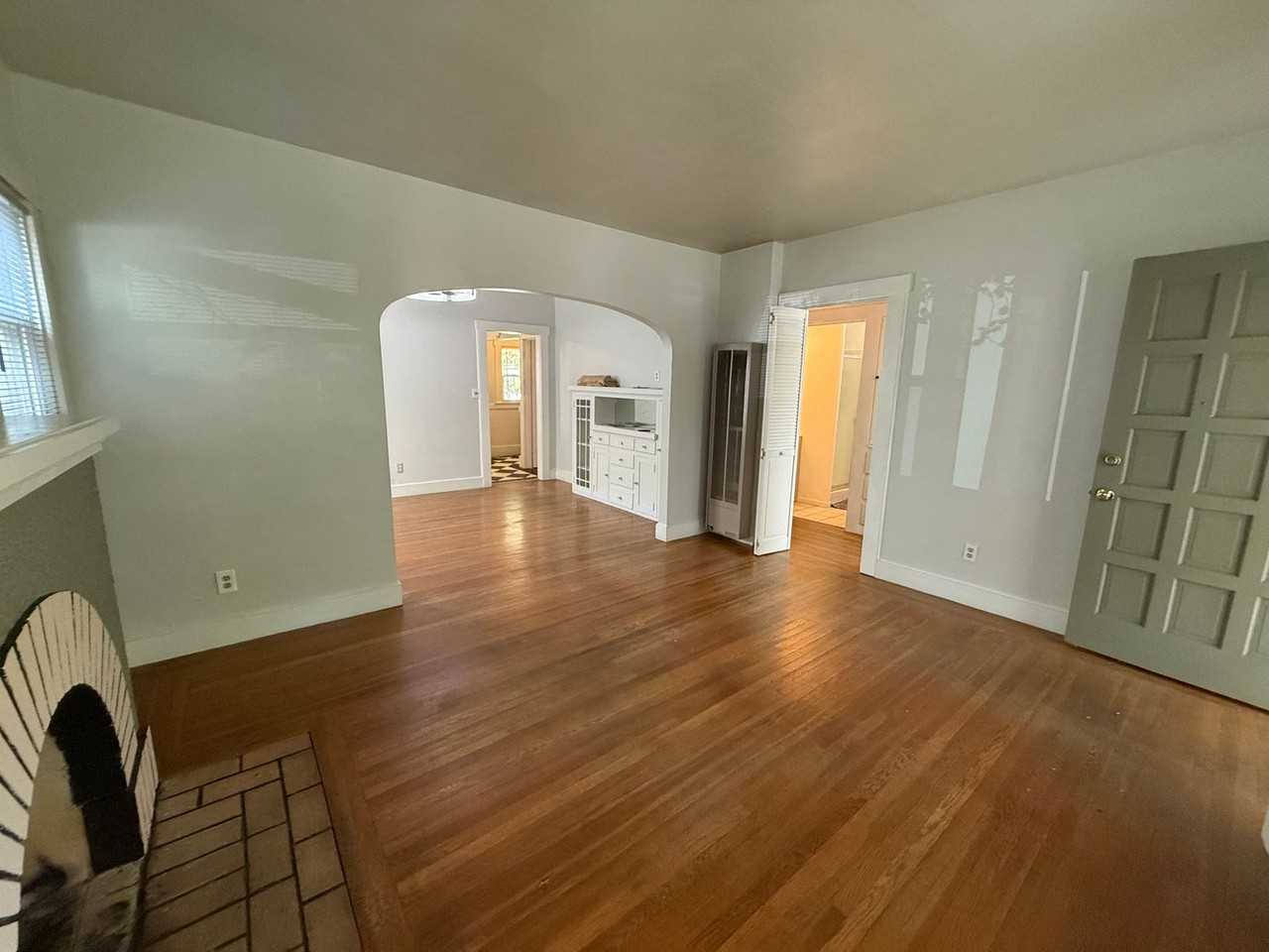 1813 Beverly Way - Photo 7 of 34