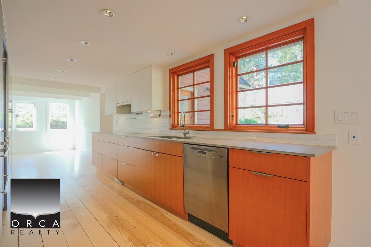 466 Brand St - Photo 5 of 30