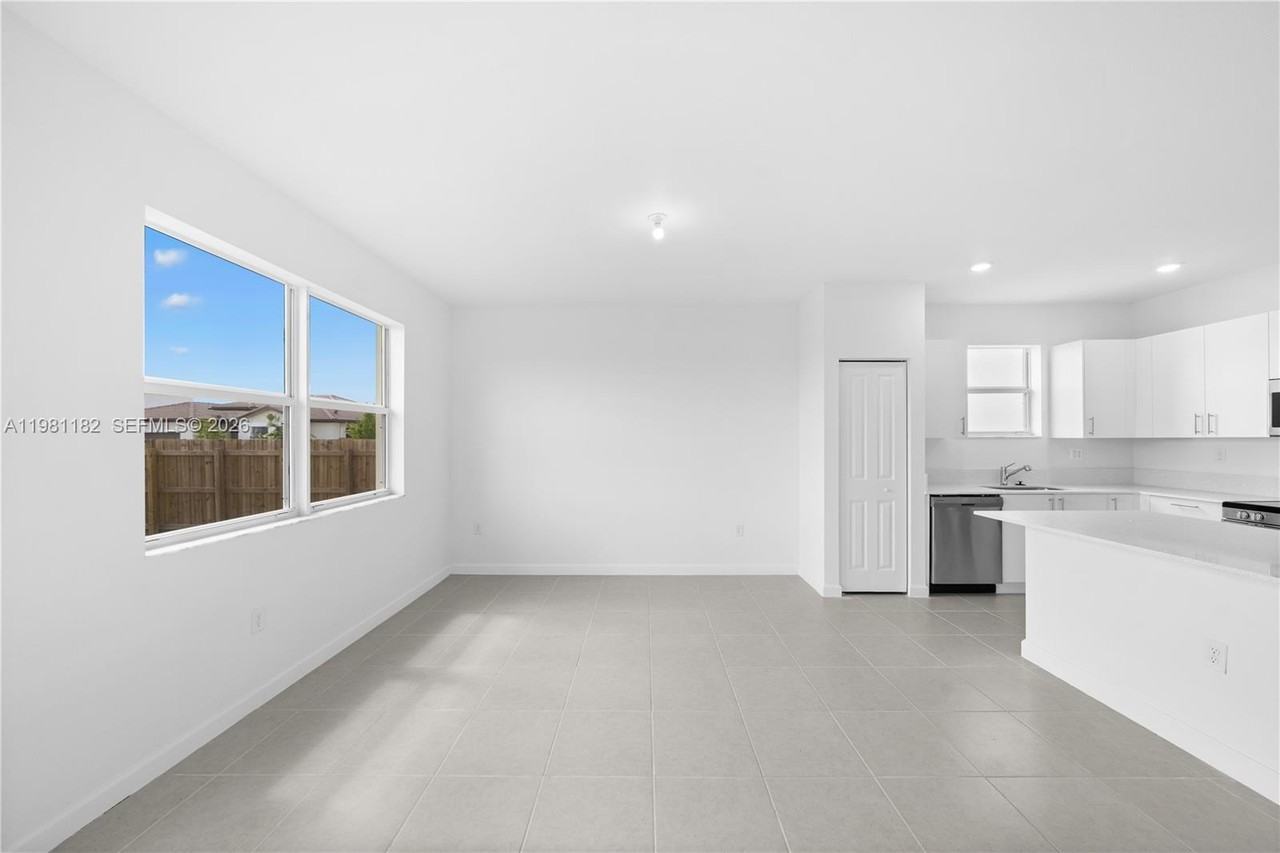 2310 Southeast 28th Drive - Photo 5 of 41
