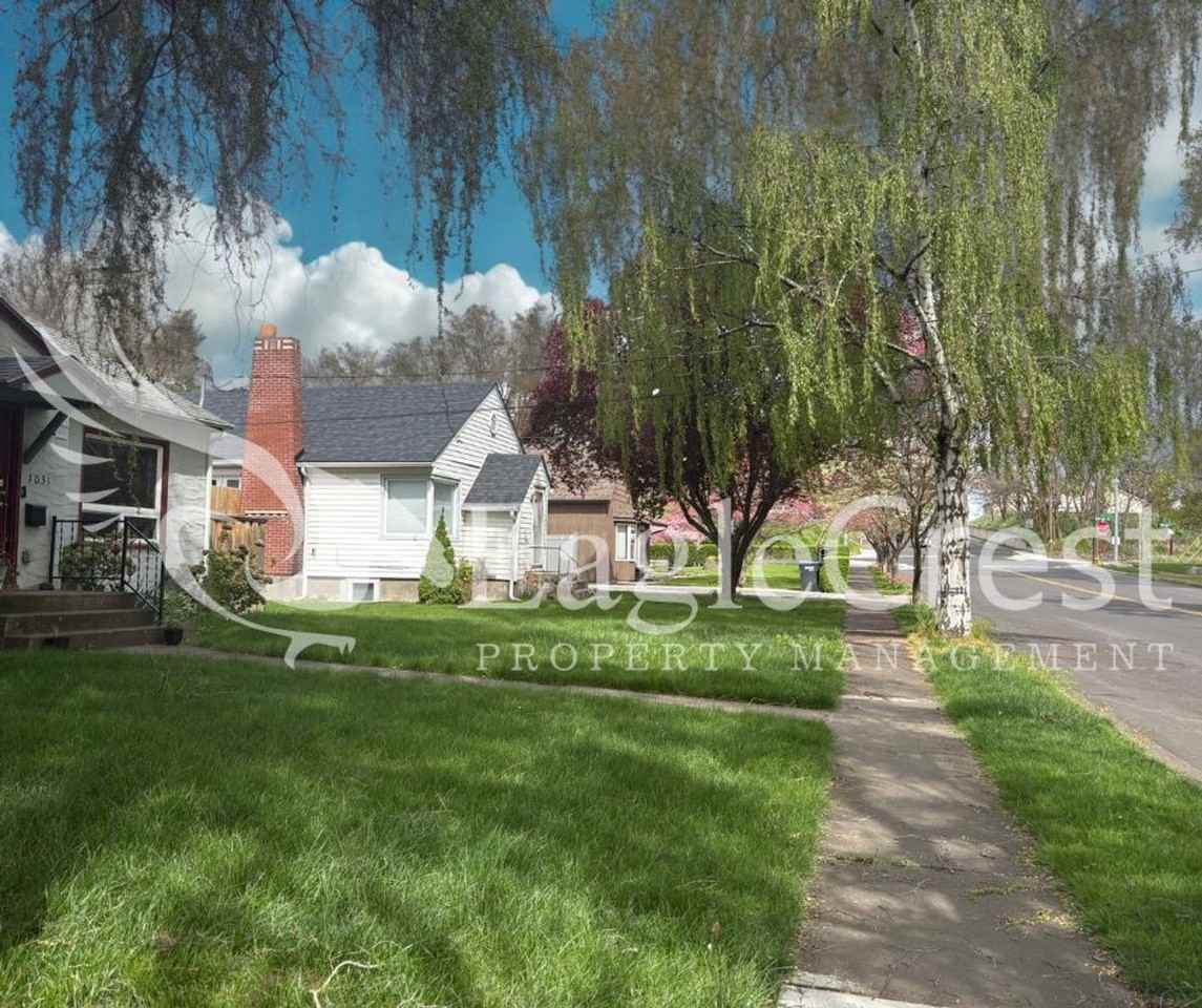 1031 N Clinton St - Photo 2 of 31