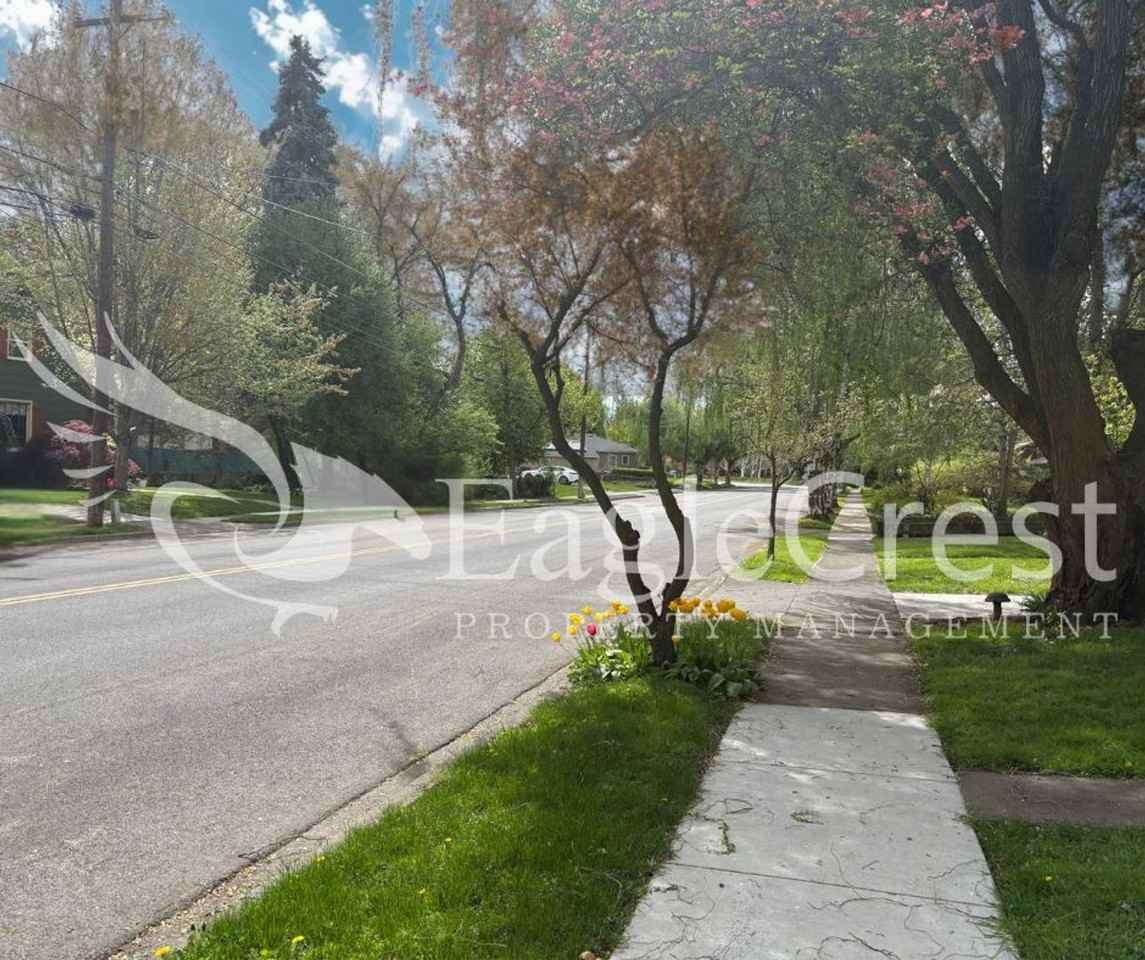 1031 N Clinton St - Photo 3 of 31