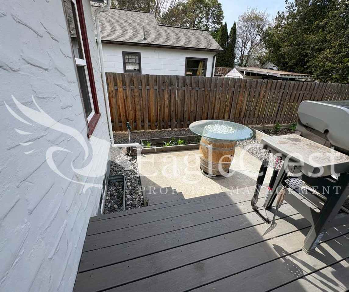 1031 N Clinton St - Photo 4 of 31