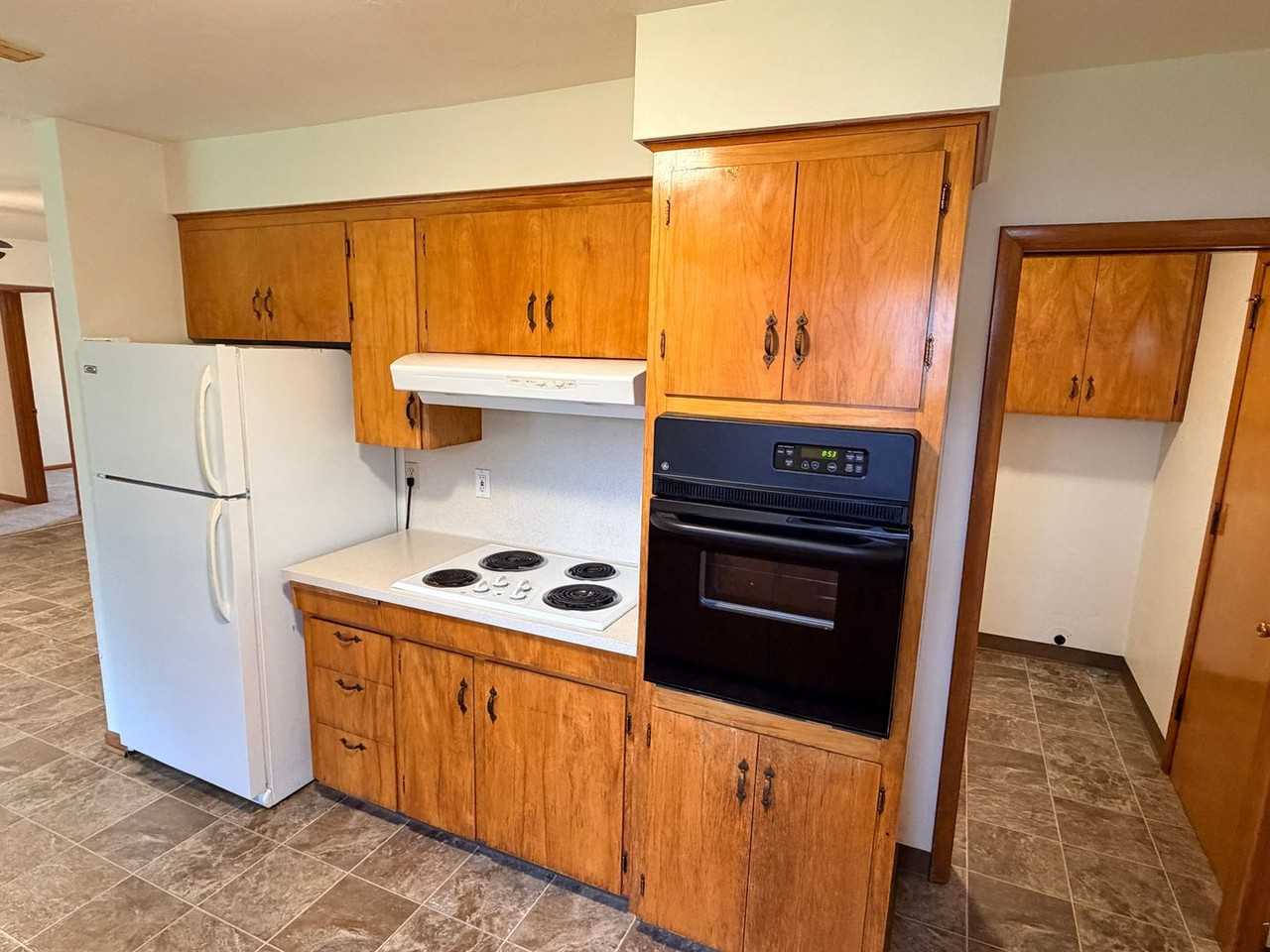 2555 Stortz Ave Ne - Photo 5 of 16