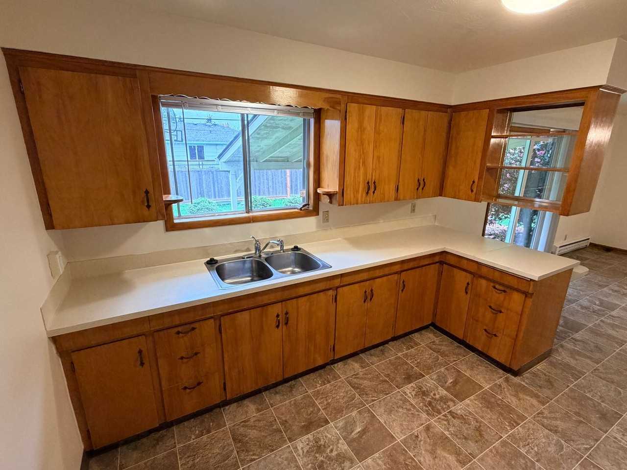 2555 Stortz Ave Ne - Photo 6 of 16