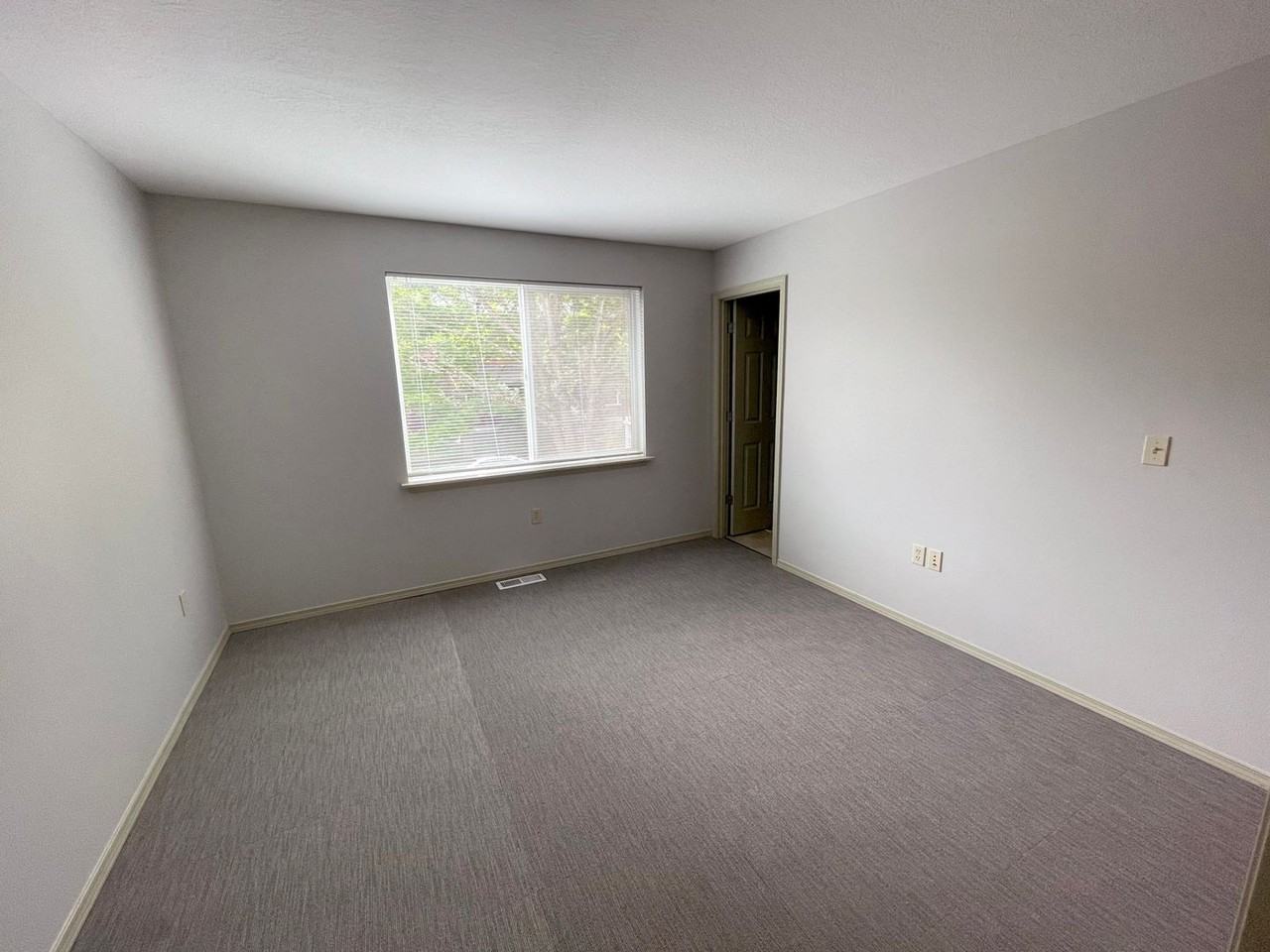 5011 N Syracuse St #B - Photo 6 of 24