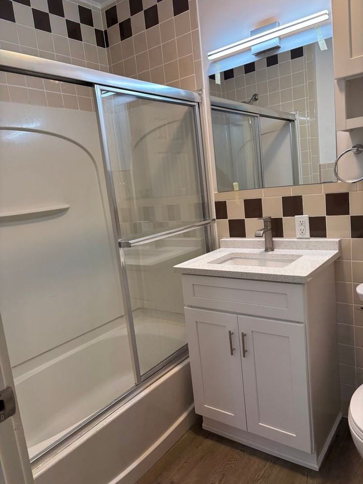 421A W Market St - Photo 5 of 8