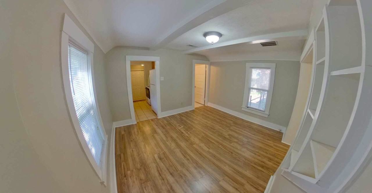 1318 Houston St - Photo 2 of 12