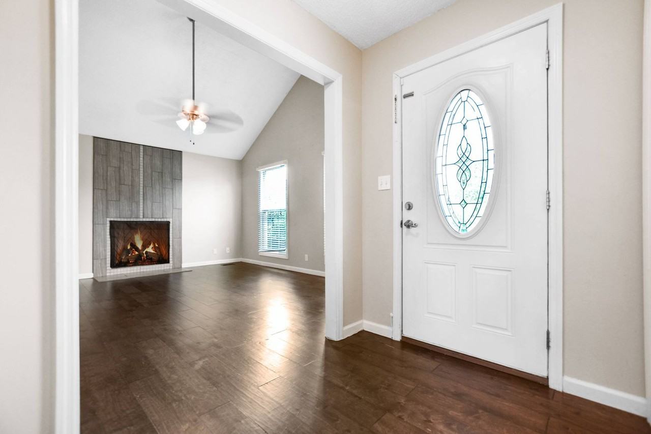 907 Lamont Ln - Photo 3 of 22