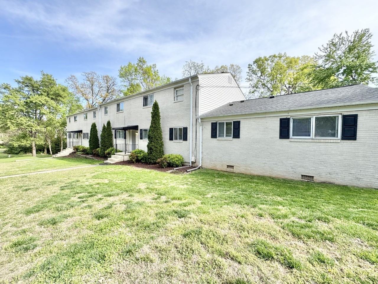 701 S Chapman St - Photo 2 of 10