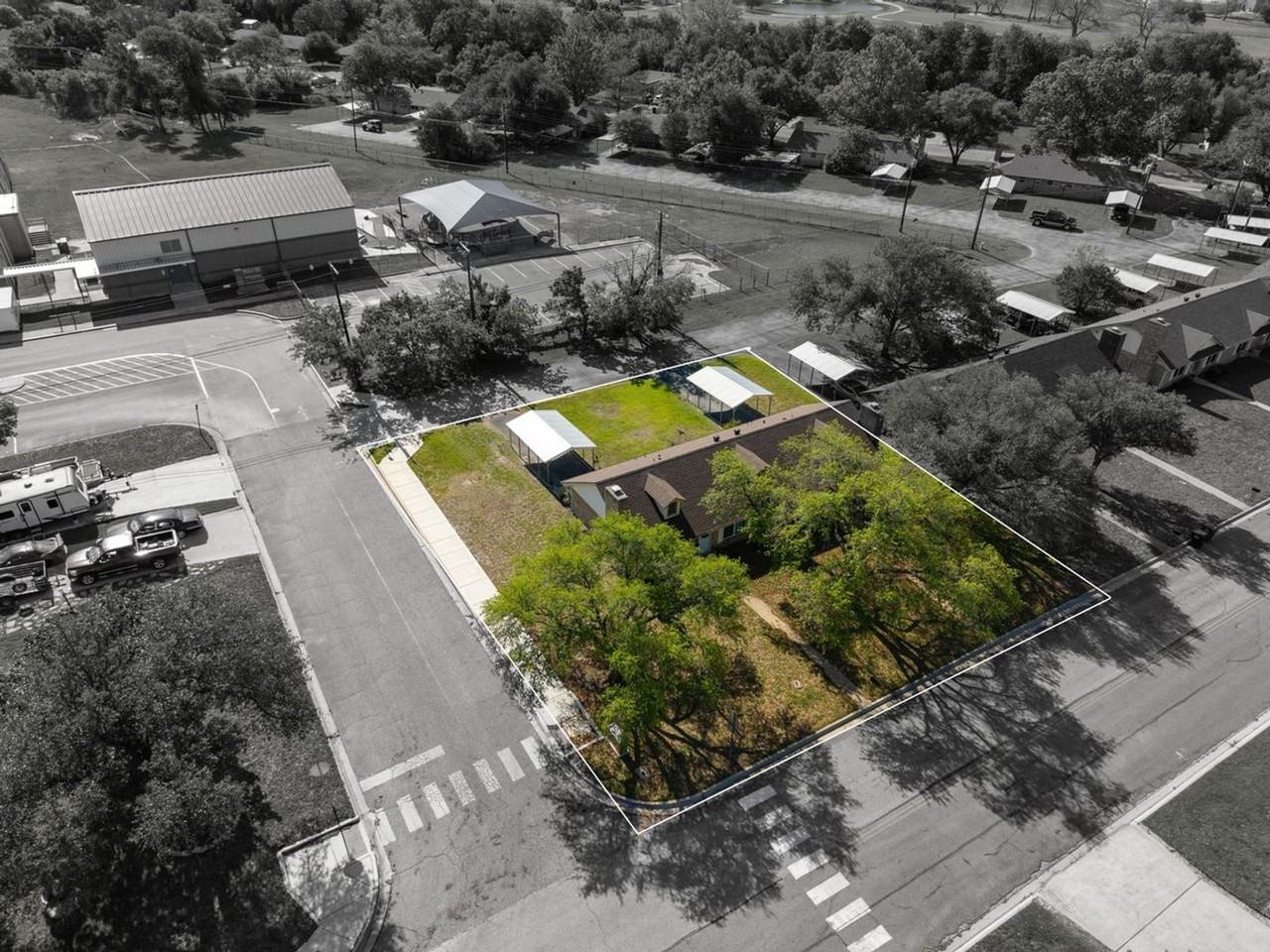 703 Apache Dr - Photo 2 of 16