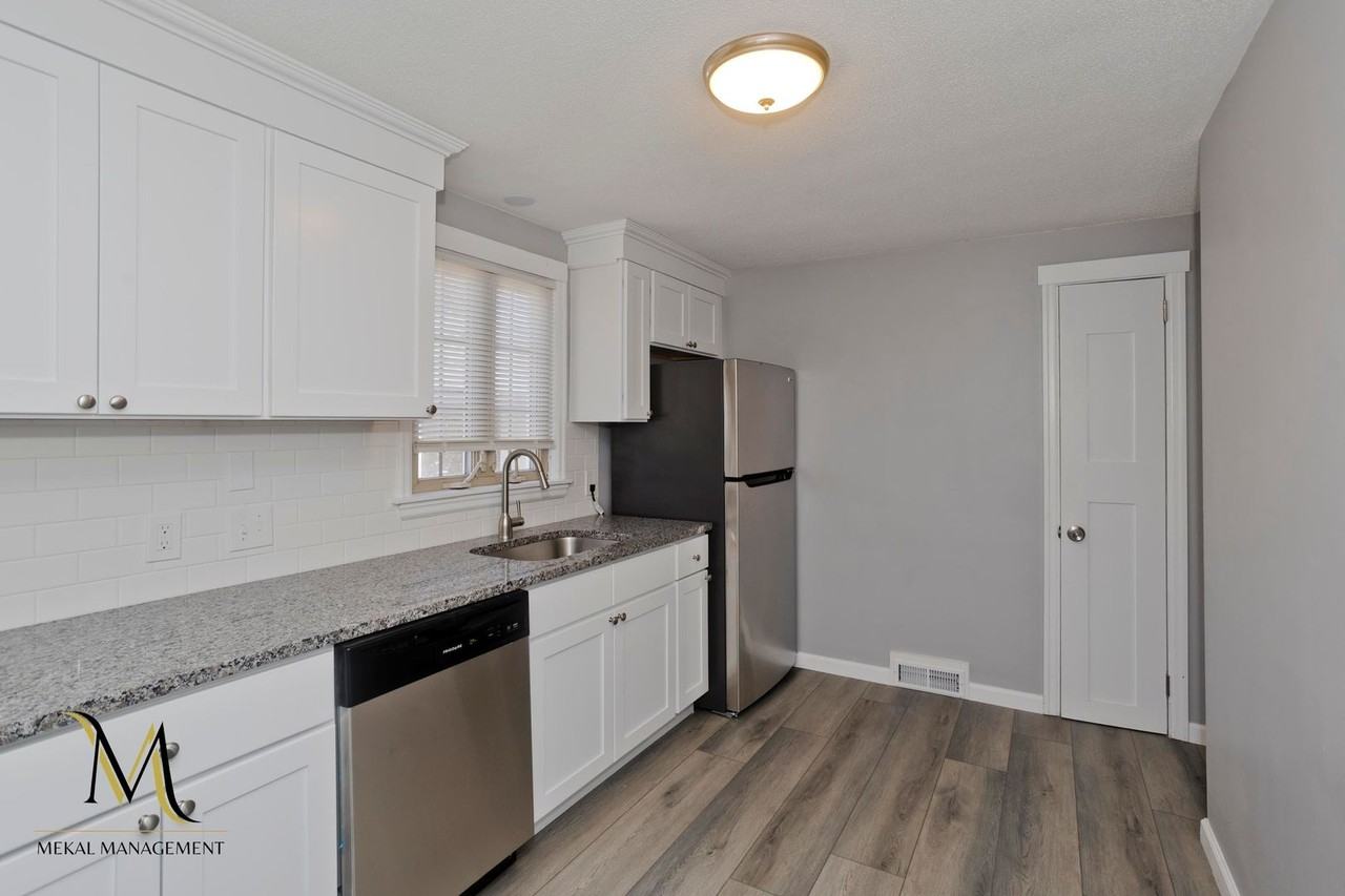 320 Island Pond Rd - Photo 3 of 25