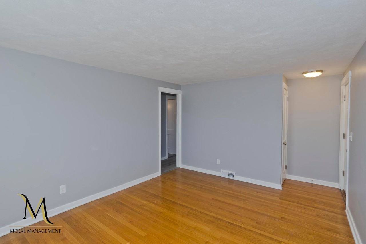 320 Island Pond Rd - Photo 7 of 25