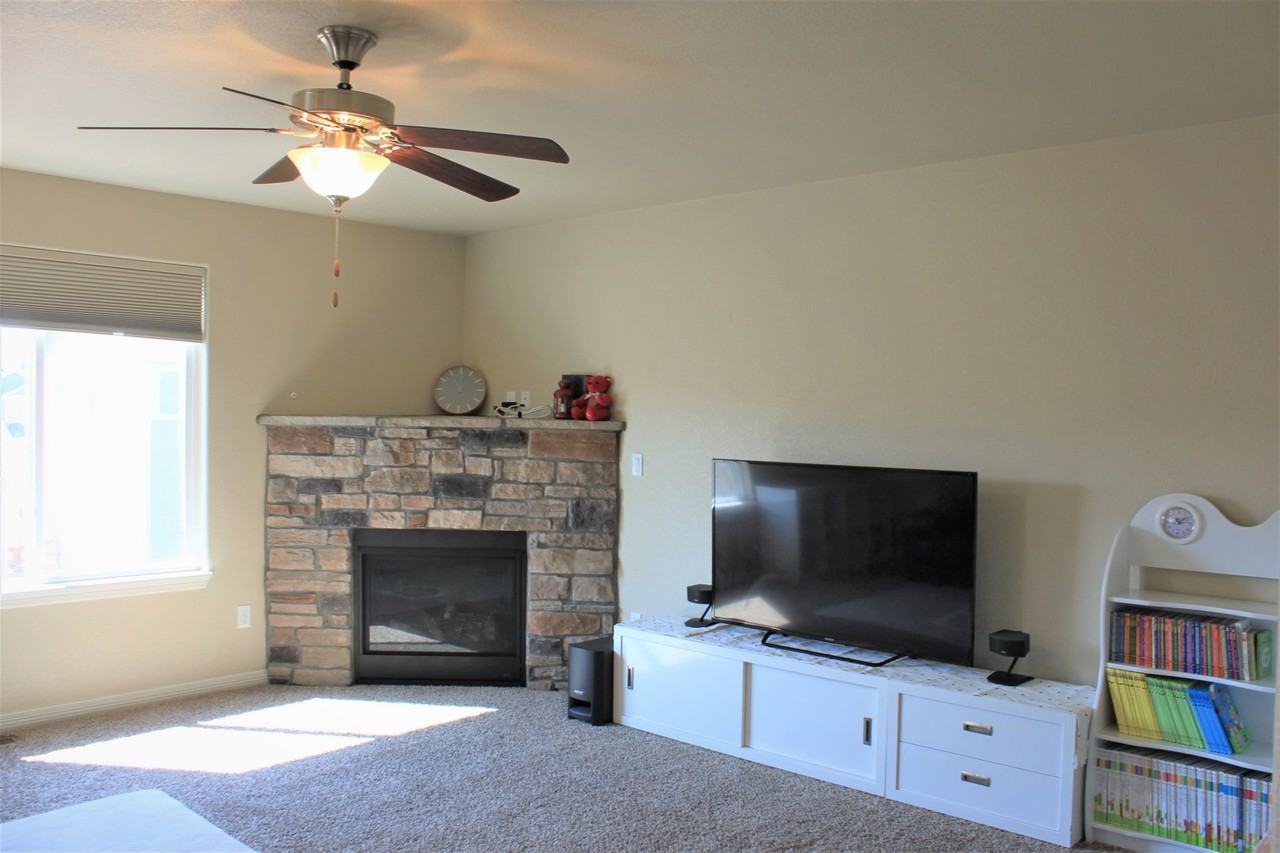 835 Pistol River Way - Photo 2 of 28