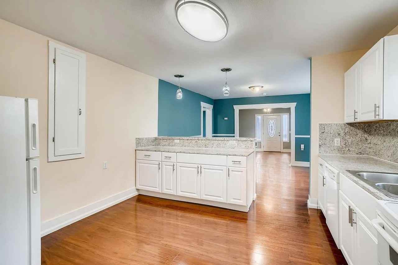 1404 9th St - Photo 5 of 25