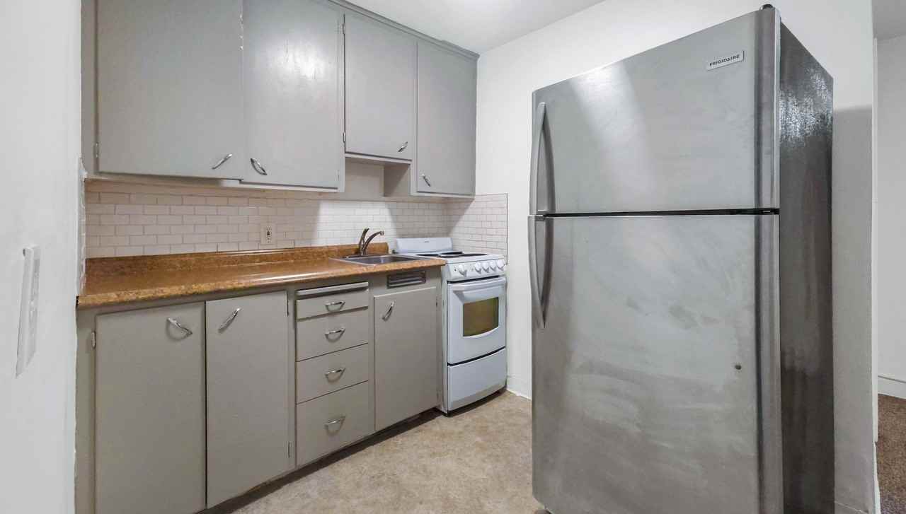 9221 35th Ave Sw - Photo 4 of 8