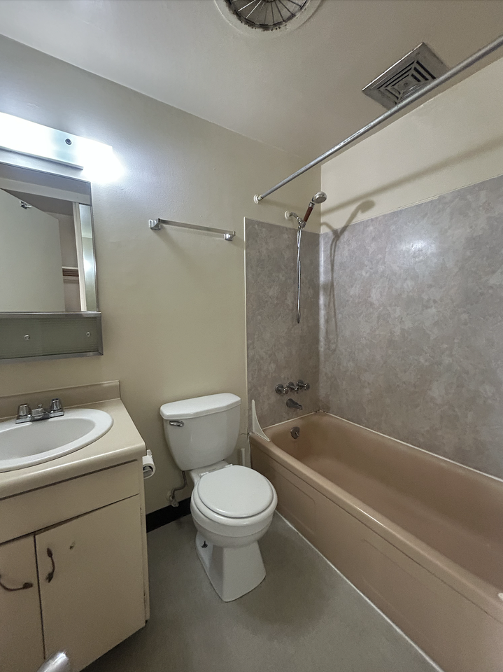 5035 15th Ave. N.E. - 206 #206 - Photo 6 of 17