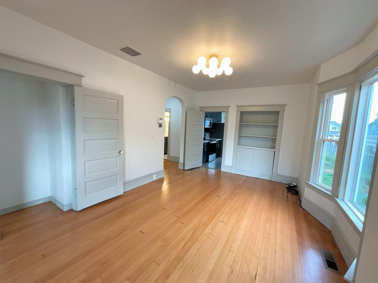 2215 Rockefeller Ave - Photo 3 of 33