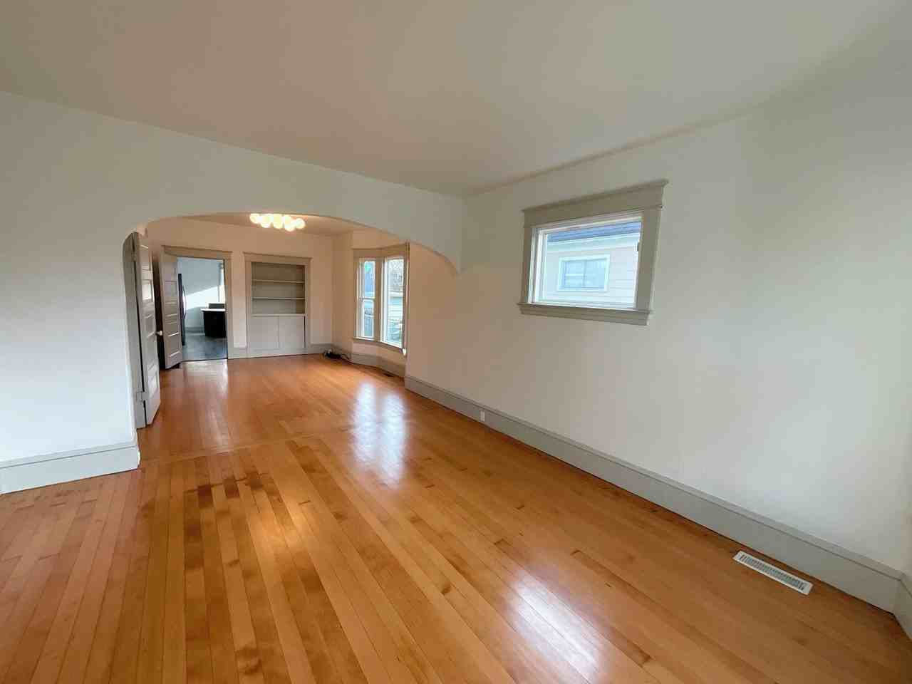 2215 Rockefeller Ave - Photo 4 of 33