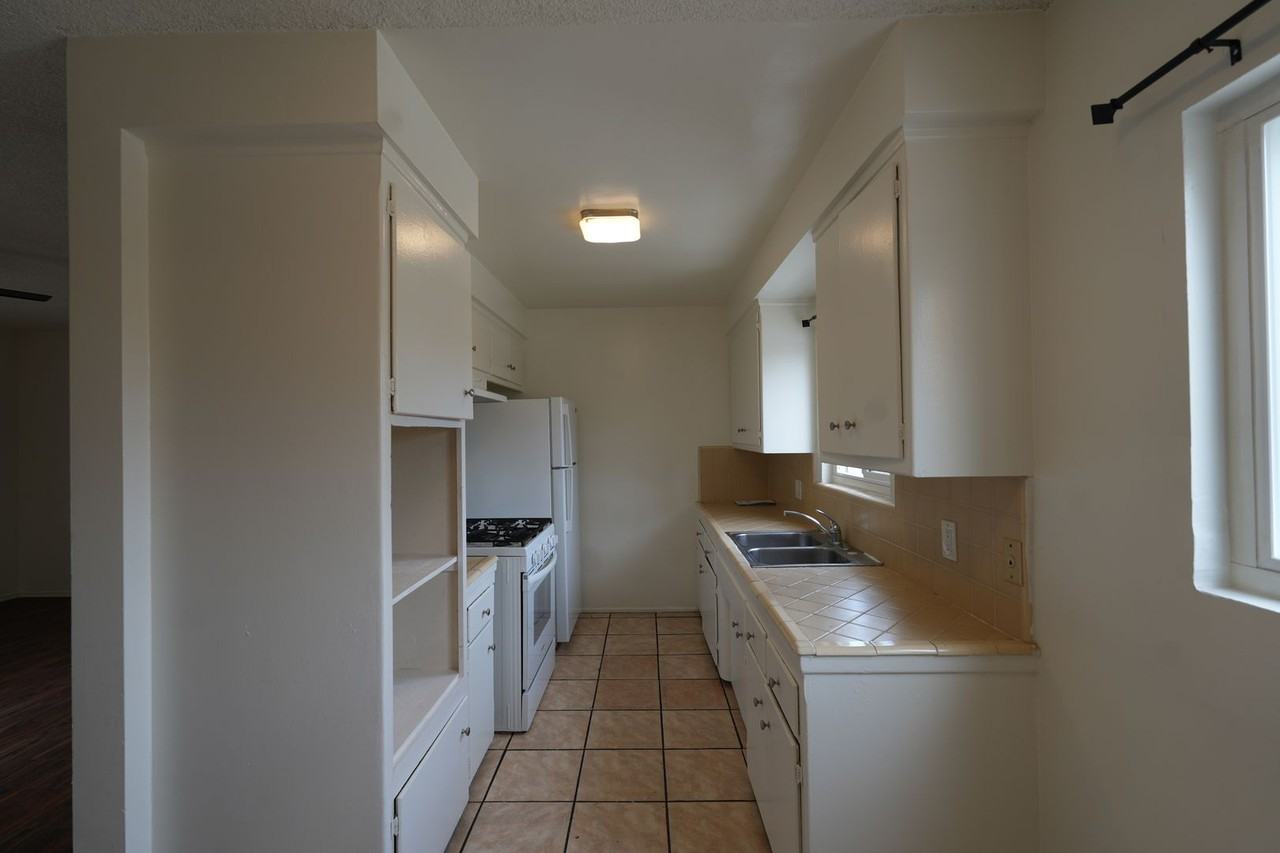 11915 Manor Dr - Photo 5 of 19