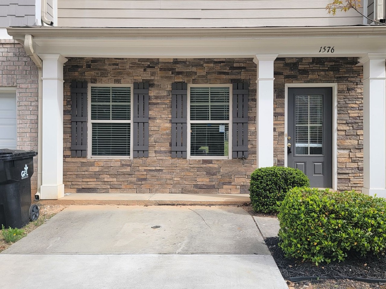 1576 Iris Walk - Photo 2 of 14