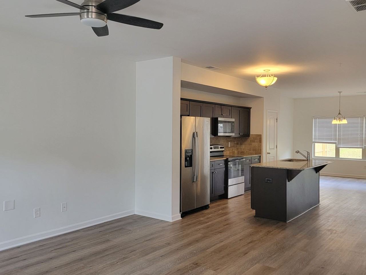 1576 Iris Walk - Photo 3 of 14