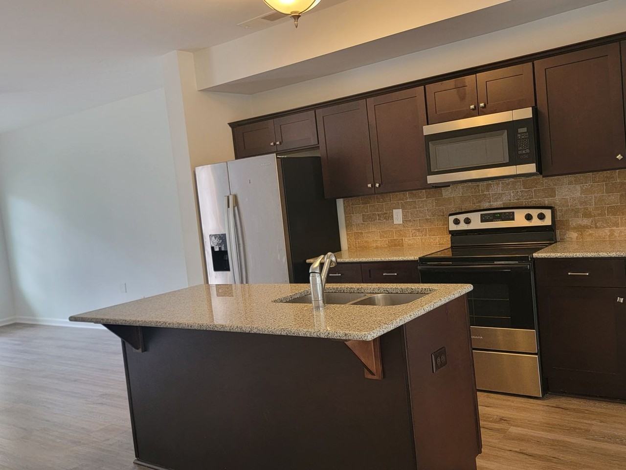 1576 Iris Walk - Photo 4 of 14