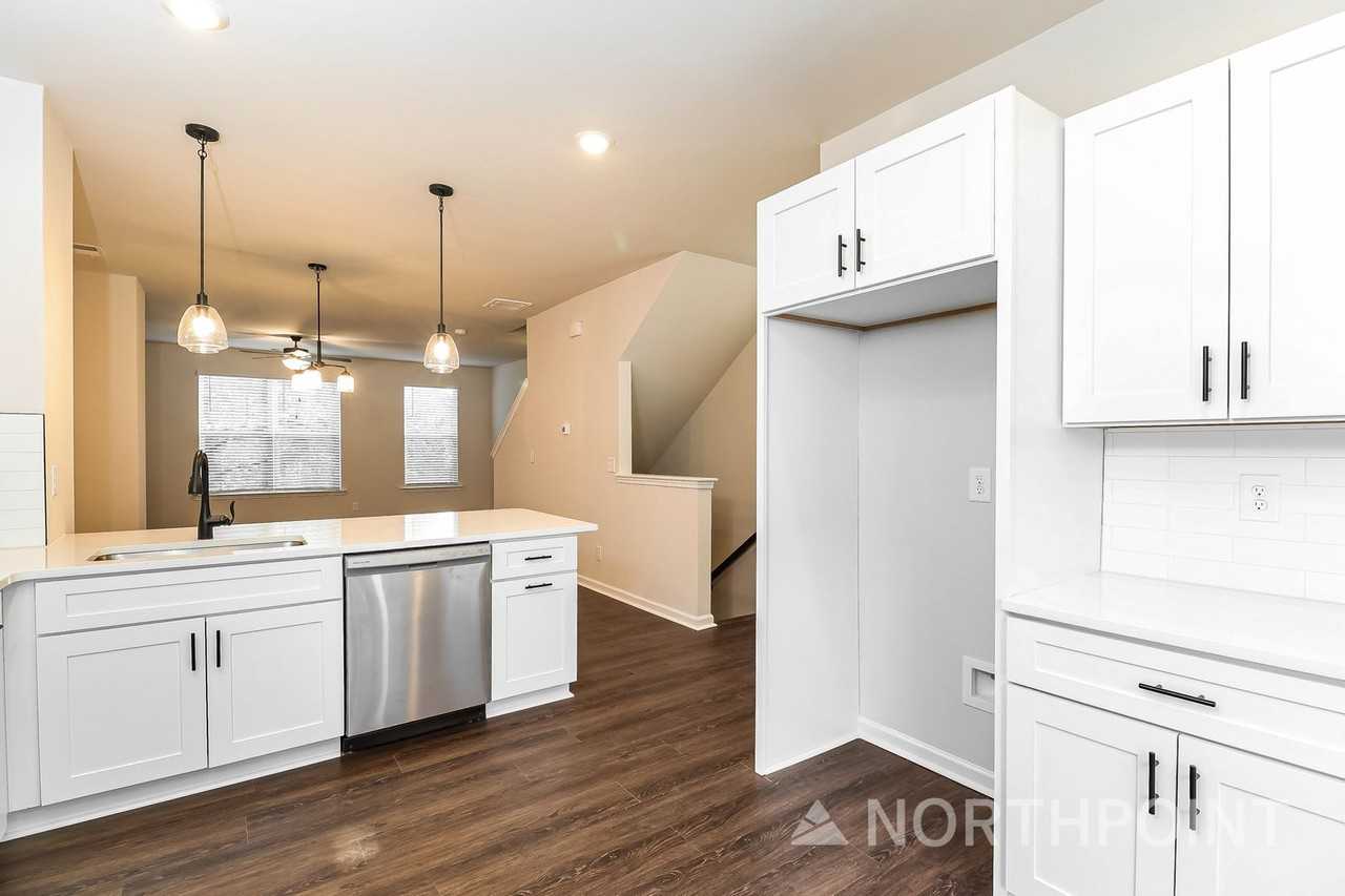 6049 King Richard Ct - Photo 2 of 15